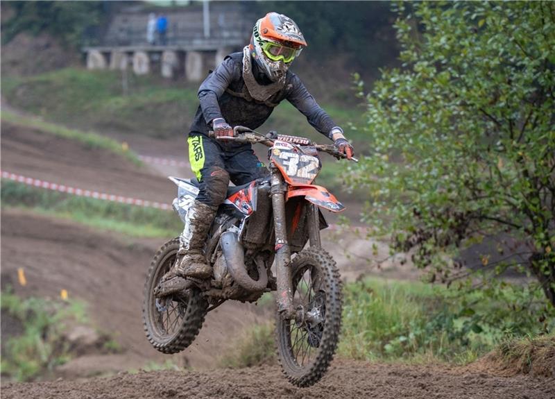 Elstorfer Motocrosser erleben eine Schlammschlacht Springt aufs Podest: Julian Martens. Fotos: Hennings