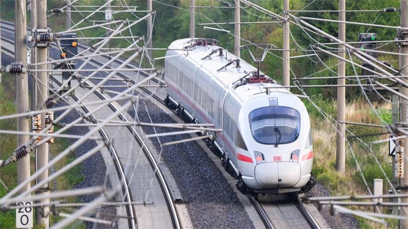 Sprinter-Verbindungen sind bei den Fahrgästen beliebt, weil sie unterwegs nicht so oft halten. Mitte Dezember startet eine neue Linie zwischen Hamburg und München. (Archivbild)