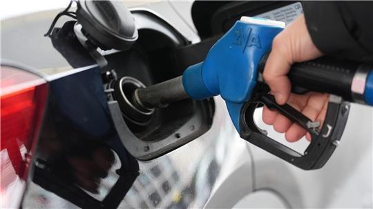 Sprit, Strom und Gas waren nach Berechnungen des Bundesamtes im Dezember günstiger als ein Jahr zuvor. (Symbolbild)