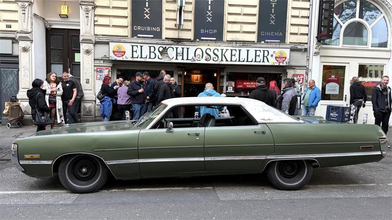 Von Ami-Schlitten bis Zündapp: Apenser Clique fährt auf Oldtimer ab Spritztour durch St. Pauli: Der Chrysler New Port aus Apensen vor der Kneipe „Elbschlosskeller“ am Hamburger Berg.