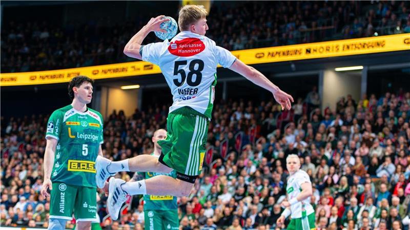 Profivertrag für Ex-Horneburger: Er spielt nur noch Bundesliga Sprunggewaltig: Daniel Weber mit der Rückennummer 58 im Bundesliga-Heimspiel gegen SC DHfK Leipzig.