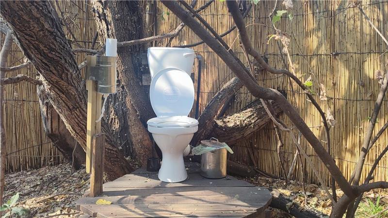 Donnerbalken und Luxus-Klo: Die Toilette im Wandel der Zeit Spültoiletten für Touristen gibt es heute sogar im afrikanischen Busch - manche sogar unter freiem Himmel. (Archivbild)