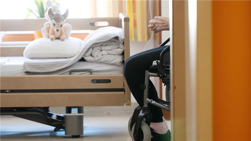 Reformplan für die Pflege – mit Mehrbelastungen Spürbare Entlastungen für Heimbewohner kommen vorerst nicht. (Archivbild)