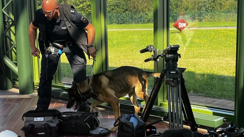 Spürhund Bootsmann und sein Herrchen arbeiten für das BKA und suchen nach Sprengstoff.