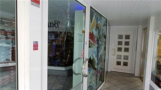 Spuren an der Eingangstür des Sport- und Shisha-Shops zeugen von dem Angriff am Freitagnachmittag in der Hökerstraße.