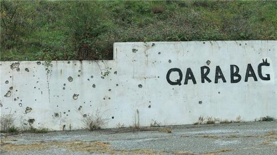 Spuren des Konflikts: Wand mit Einschusslöchern und dem Schriftzug Karabach.