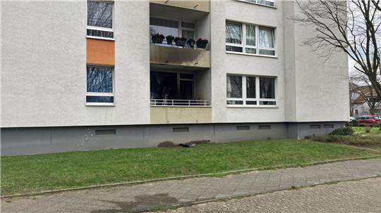 Spuren des Wohnungsbrands an der Fassade. 