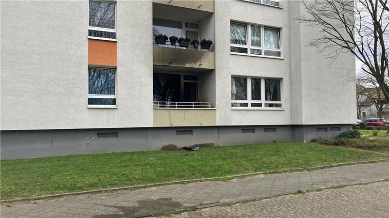 Spuren des Wohnungsbrands an der Fassade. 