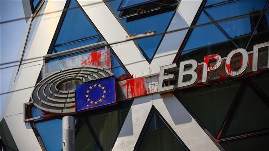 Spuren roter Farbbeutel am Gebäude von EU-Parlament und EU-Kommission in Sofia - Urheber waren prorussische Demonstranten. 