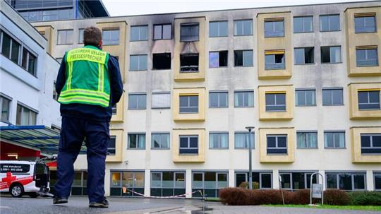 Spuren vom Feuer sind am Krankenhaus zu sehen.