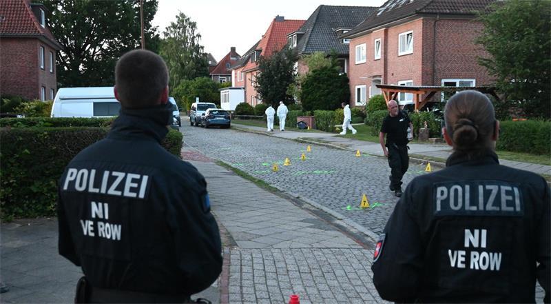 Spurensicherung an dem Mutter-Kind-Heim in der Dankersstraße: In Stade starben am 29. Juni sechs Menschen.