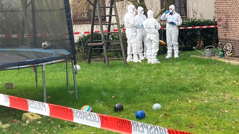 Spurensicherung im Garten eines Einfamilienhauses in der Gemeinde Scheeßel.