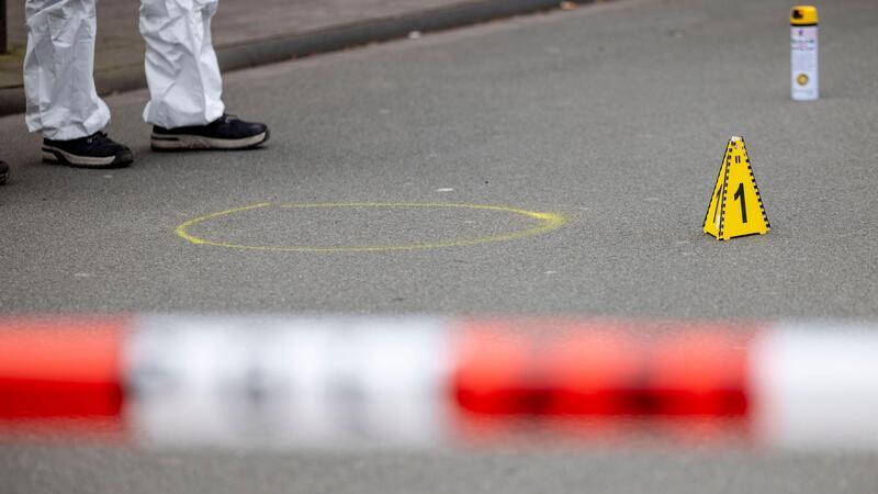 Spurensicherung nach dem Messerangriff in Duisburg.