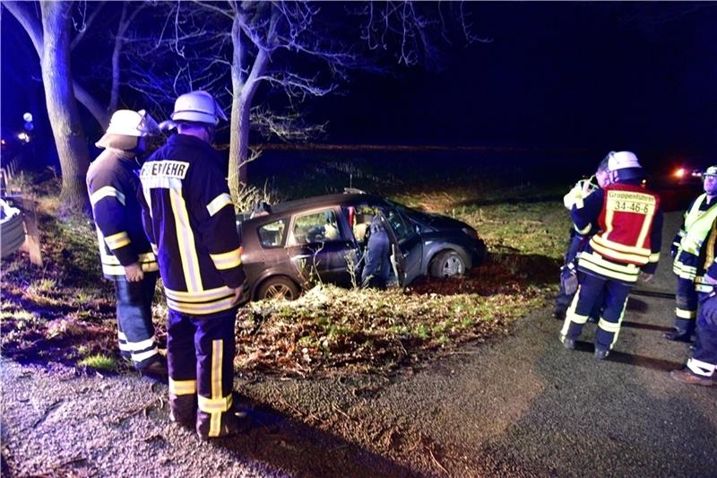Spurensicherung vor Ort: Polizei und Feuerwehr nahmen den Renault, abgestellt an einem Feldweg, unter die Lupe. Foto: Beneke