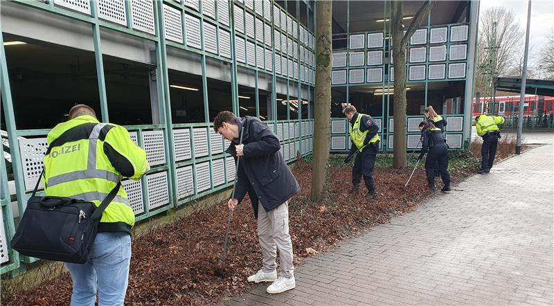 Spurensuche am Tatort: In dem Beet legten die Täter den Toten vom Bahnhof ab.