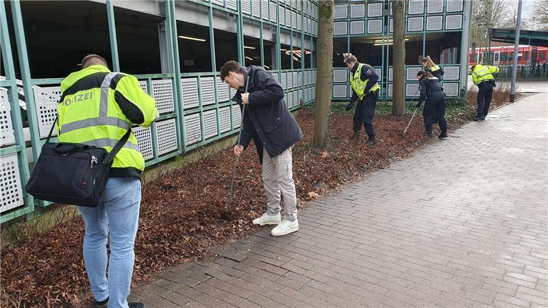 Spurensuche am Tatort: In dem Beet ließen die Angeklagten ihr Opfer Mehmet S. zurück.