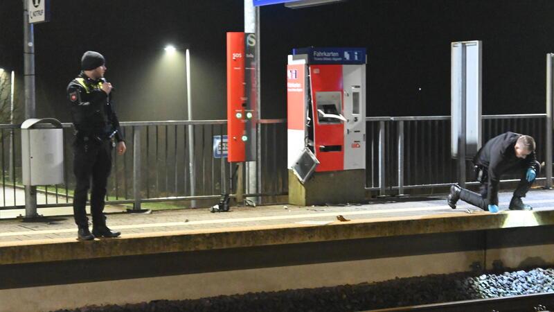 Detonation vor Mitternacht: Fahrkartenautomat in Agathenburg gesprengt Spurensuche im Gleisbett: Polizist kurz nach der Sprengung am Tatort, zeitgleich läuft eine Großfahndung.