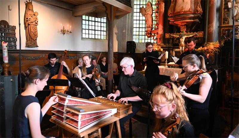 St.-Nikolai-Organist Michael Fuerst spielt das Regal - eine tragbare Kleinorgel, die nur mit Zungenpfeifen bestückt ist.