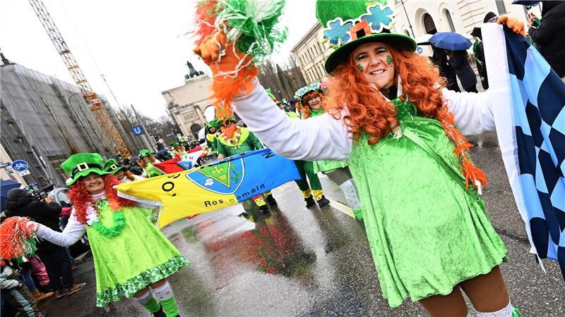 St. Patrick’s Day Parade in München: Teilnehmer der St. Patrick’s Day Parade ziehen anlässlich des irischen Nationalfeiertags über die Leopoldstraße.