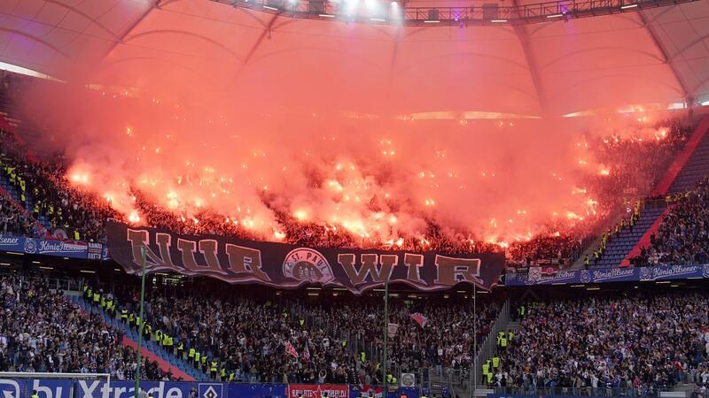 Polizei nach dem Stadtderby HSV gegen St. Pauli: Alles ruhig - „bis auf reichlich Pyro“ St. Pauli Fans zünden Pyrotechnik.