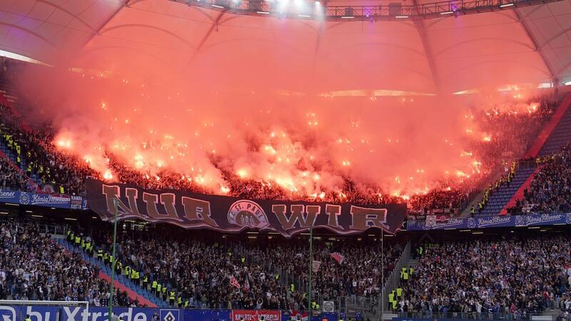 St. Pauli Fans zünden Pyrotechnik.