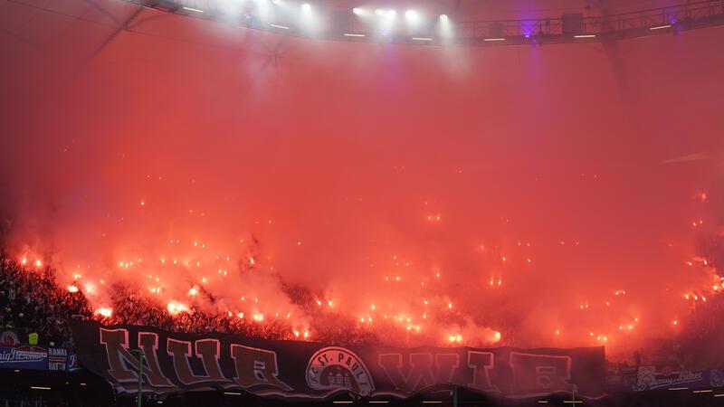 St. Pauli-Aufstieg muss noch warten: HSV gewinnt Stadtderby St. Pauli Fans zünden im Volksparkstadion Pyrotechnik.