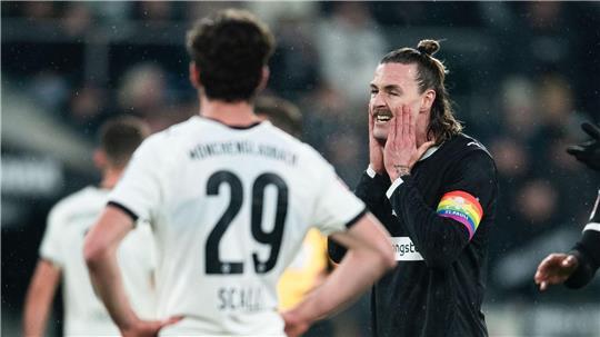 St.-Pauli-Kapitän Jackson Irvine (r) beim Spiel in Mönchengladbach.