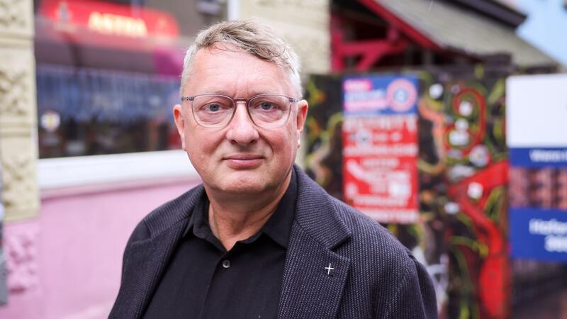 St. Pauli-Krichen-Pastor Sieghard Wilm hatte die Idee zum Gedenkantstein an der Herbertstraße.
