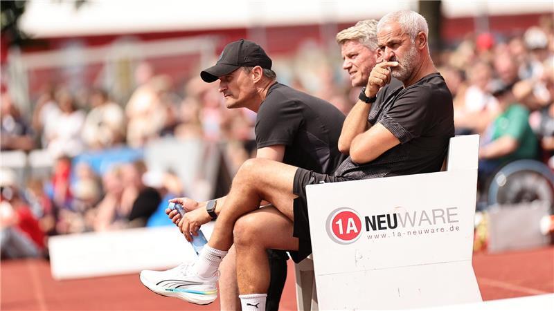St.-Pauli-Trainer Alexander Blessin (links) wirkt nicht gerade sonderlich begeistert.
