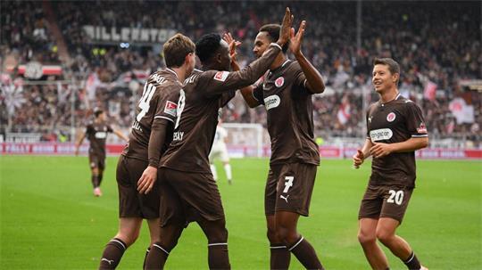 St. Pauli bejubelt den Treffer zum 1:0.