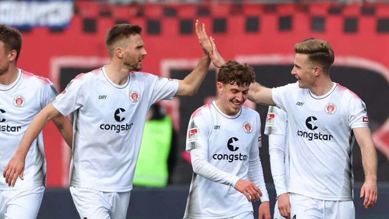 St. Pauli legt nach - Auch Kiel siegt St. Pauli bewegt sich mit großen Schritten dem Aufstieg in die Bundesliga zu.