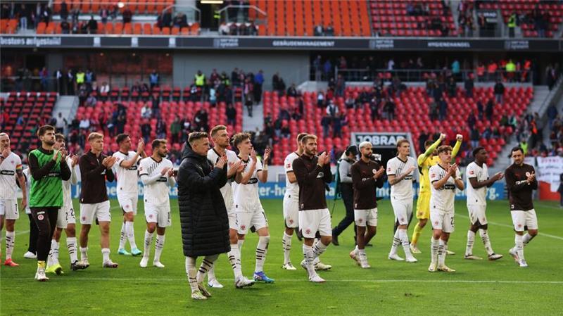 Erster Bundesliga-Sieg seit 13 Jahren: St. Pauli erleichtert St. Pauli hat in Freiburg 3:0 gewonnen.