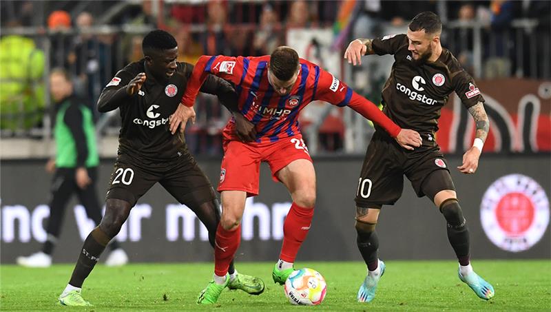 Schultz trotz St.-Pauli-Sieglosserie: Trend geht in richtige Richtung St. Paulis Afeez Aremu (l-r), Heidenheims Tim Köther und Kiezkicker Marcel Hartel kämpfen um den Ball. Foto: Daniel Bockwoldt/dpa