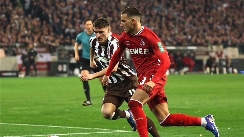St. Paulis Arkadiusz Pyrka (l) und Kölns Said El Mala kämpfen um den Ball.