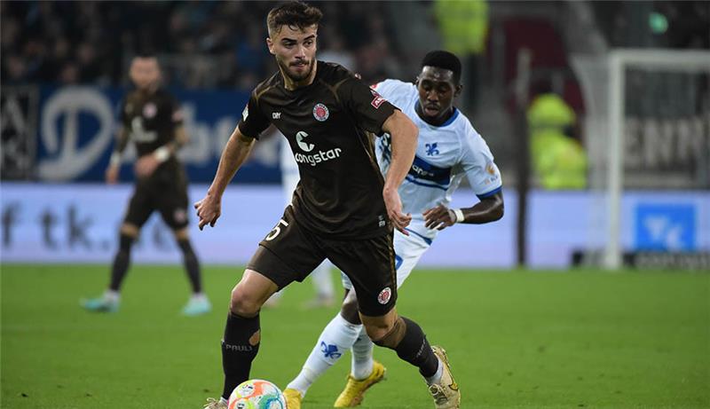 Fazliji verlässt den FC St. Pauli St. Paulis Betim Fazliji läuft mit dem Ball in der eigenen Hälfte. Der 24-Jährige wechselt zum FC St. Gallen. Foto: Gregor Fischer/Deutsche Presse-Agentur GmbH/dpa