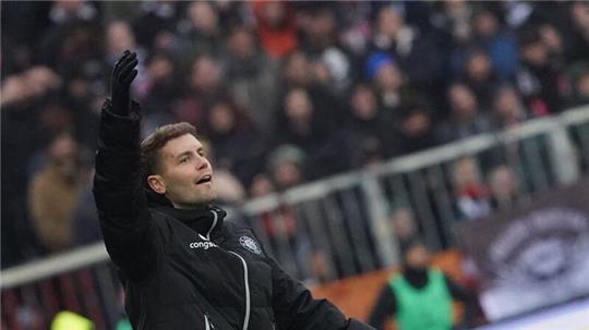St. Paulis Coach Fabian Hürzeler reist mit seinem Team zum Training nach Mallorca.