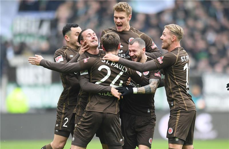 Hürzeler-Premiere und Debatte um VAR: St. Pauli siegt gegen Hannover 96 St. Paulis Connor Metcalfe (M, Nr. 24) bejubelt sein Tor zum 1:0 mit seinen Mannschaftskollegen.