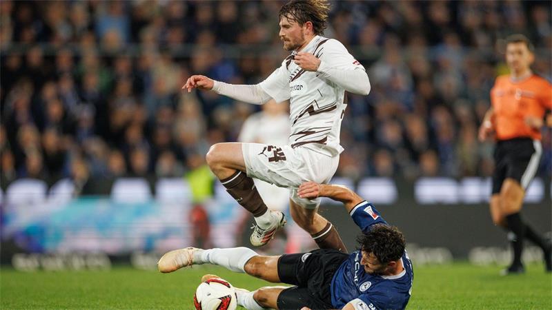 St. Pauli mit Patzer und mangelnder Torgefahr St. Paulis Connor Metcalfe im Zweikampf mit dem Bielefelder Maximilian Bauer.