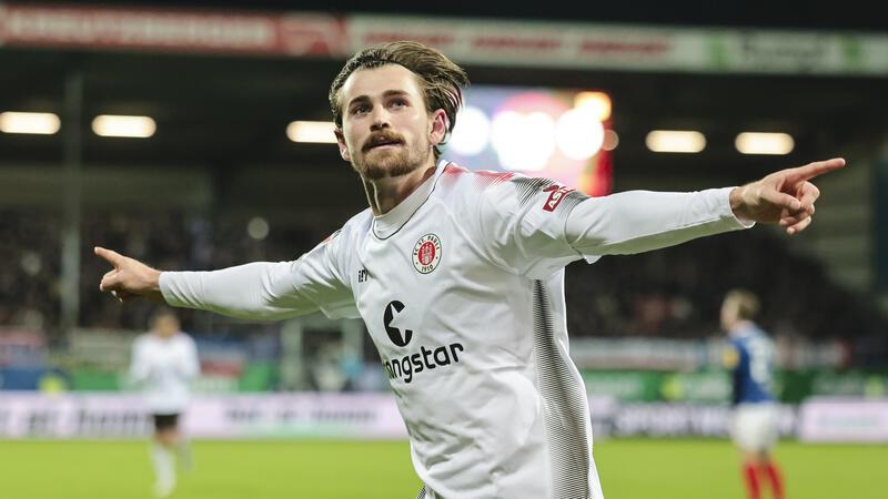 Sieben-Tore-Wahnsinn lässt St. Pauli im Topspiel jubeln St. Paulis Connor Metcalfe jubelt nach seinem Tor zum 4:1.