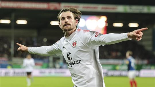 St. Paulis Connor Metcalfe jubelt nach seinem Tor zum 4:1.