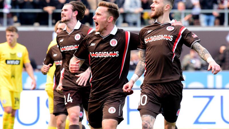 FC St. Pauli bleibt auf Rang zwei St. Paulis Connor Metcalfe (l.-r.) Johannes Eggestein und Marcel Hartel jubeln nach Hartels Tor zum 2:1.