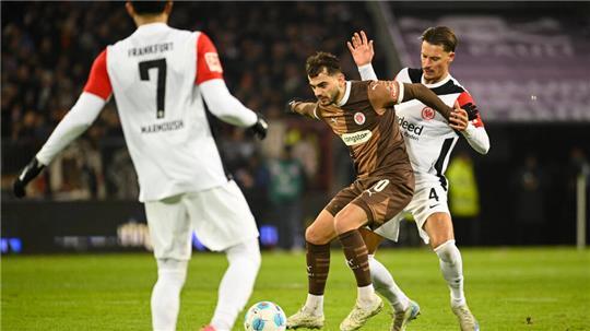 St. Paulis Danel Sinani (l-r) und Frankfurts Robin Koch kämpfen um den Ball.