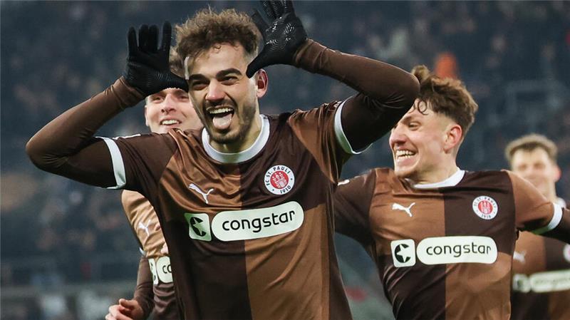 St. Paulis Daniel Sinani feiert sein Tor zum 3:0. 