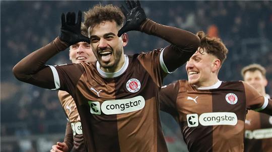 St. Paulis Daniel Sinani feiert sein Tor zum 3:0. 