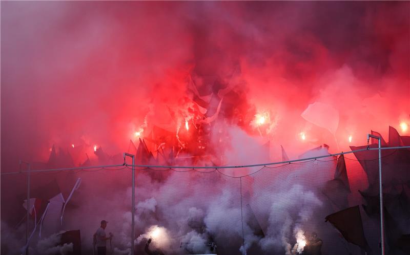 St. Paulis Fans auf der Südtribüne feiern ihre Mannschaft mit Pyrotechnik. Foto: Christian Charisius/dpa