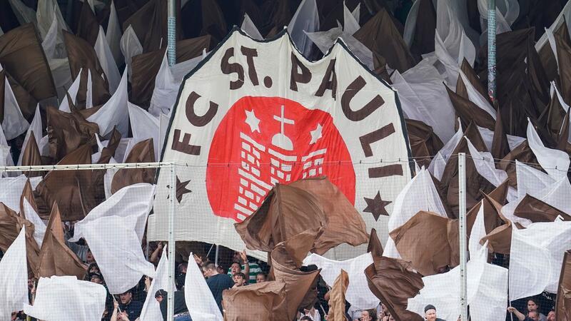 FC St. Pauli vor Mitgliederversammlung St. Paulis Fans halten ein Transparent mit der Aufschrift „FC St. Pauli“ in die Höhe.