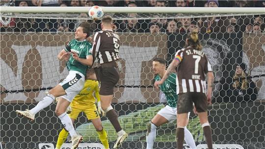 St. Paulis Hauke Wahl erzielt den Treffer zum 1:0 - auch dank Backhaus‘ Mithilfe.