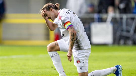 Nordrhein-Westfalen, Paderborn: Fußball: 2. Bundesliga, SC Paderborn 07 - FC St. Pauli, 10. Spieltag, Home Deluxe Arena: St. Paulis Jackson Irvine hält die Hand vor den Kopf. Foto: David Inderlied/dpa - WICHTIGER HINWEIS: Gemäß den Vorgaben der DFL Deutsche Fußball Liga bzw. des DFB Deutscher Fußball-Bund ist es untersagt, in dem Stadion und/oder vom Spiel angefertigte Fotoaufnahmen in Form von Sequenzbildern und/oder videoähnlichen Fotostrecken zu verwerten bzw. verwerten zu lassen. +++ dpa-Bil