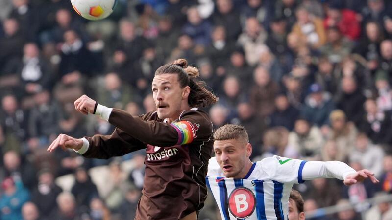 Basics vergolden glänzende St. Pauli-Woche St. Paulis Jackson Irvine (l) und Herthas Marton Dardai kämpfen um den Ball.