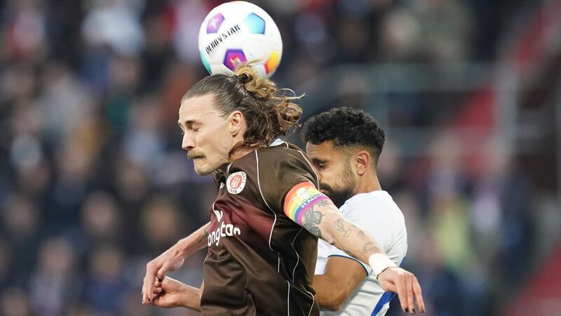 St. Paulis Jackson Irvine (l) und Rostocks Sarpreet Singh kämpfen um den Ball.